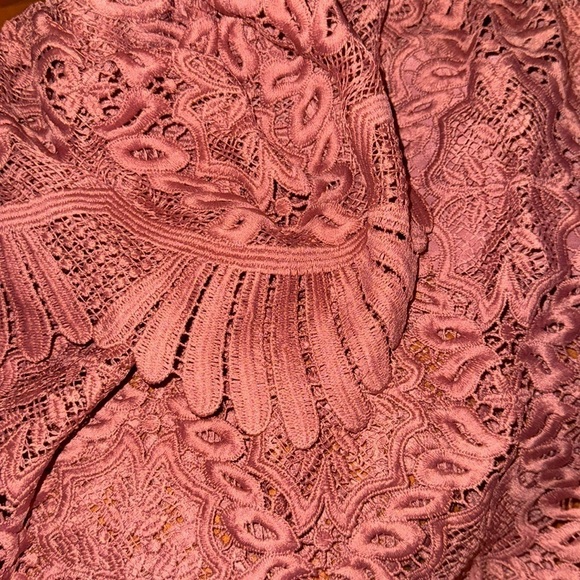 Lovers + Friends Life’s a Beach Mauve lace scalloped off the shoulder top blouse - Picture 5 of 9